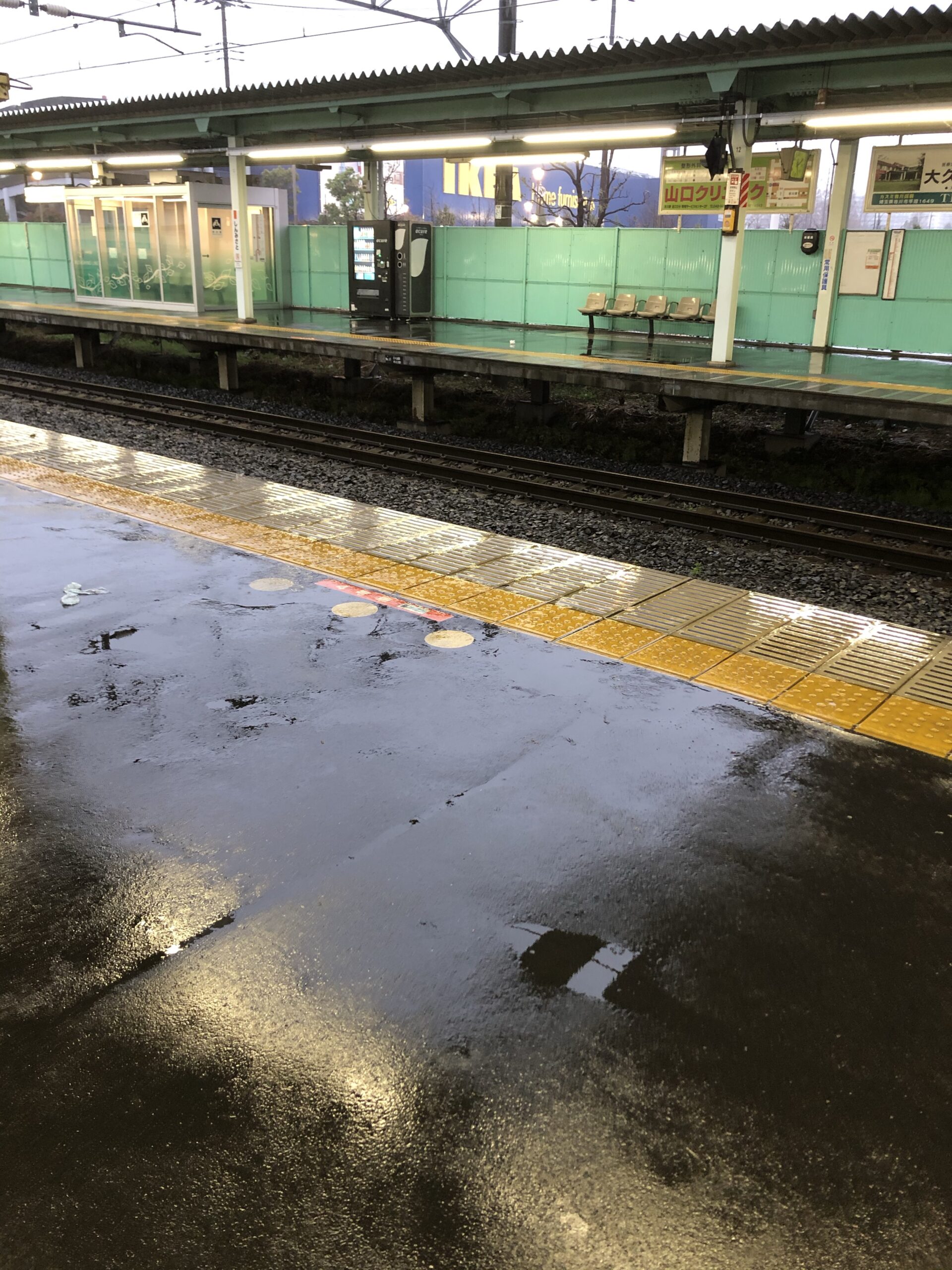 Jr新三郷駅の電車待ちですが横殴りの雨が降りつけています 武蔵野線の電車は遅れなく来ているようです Justmoveon